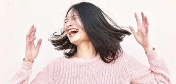 Nghiện nói đùa có thể là dấu hiệu của chứng bệnh thần kinh