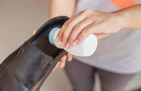 Các cách đơn giản loại bỏ mùi hôi của giầy