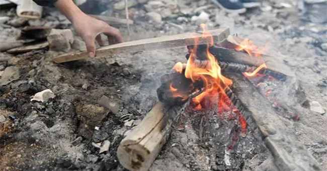 Vì sao khi đốt củi lại có tiếng nổ lép bép?