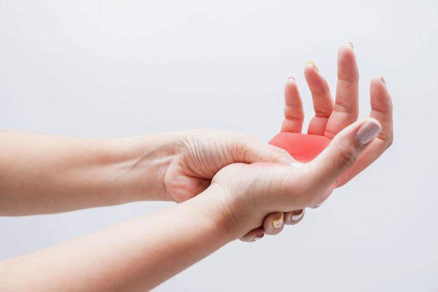 Nguyên nhân gây tê mỏi chân tay và cách xử lý