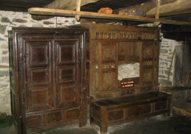 Tại sao nhiều người Châu Âu thời Trung cổ lại ngủ trong những chiếc giường hộp?