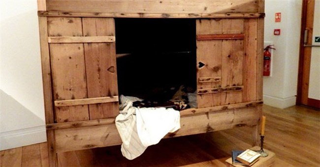 Tại sao nhiều người Châu Âu thời Trung cổ lại ngủ trong những chiếc giường hộp?