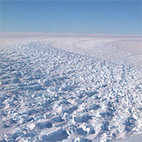 Thật không thể tin nổi, hoang mạc băng Nam Cực nhìn từ trên cao hùng vĩ như thế này đây!