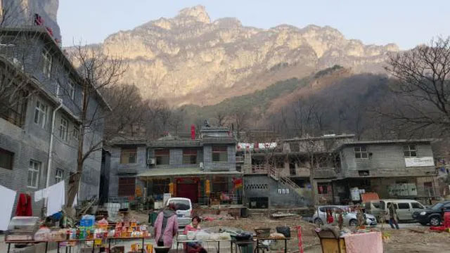 Đường hầm xuyên vách núi dựng đứng cao 1.700m, được đào bằng tay suốt 5 năm