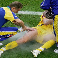 Cầu thủ bóng đá được xịt gì vào vết thương khi bị đau trên sân?