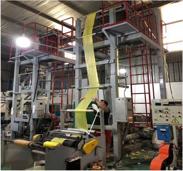 Việt Nam sản xuất túi nilon tự hủy thành... nước