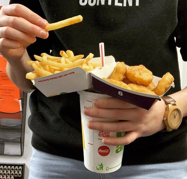 Hóa ra đây mới là cách ăn fastfood đúng mà lâu nay chúng ta đã không biết