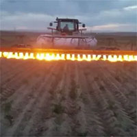 Xem nông dân nước ngoài diệt cỏ dại bằng… máy phun lửa