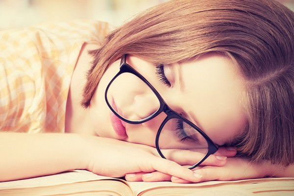 Cận thị không đeo kính sẽ gặp khó khăn gì trong cuộc sống thường ngày?