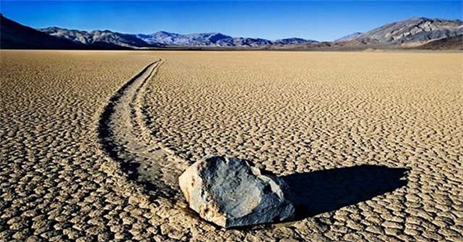 Nguồn gốc những hòn đá tự di chuyển ở thung lũng Chết