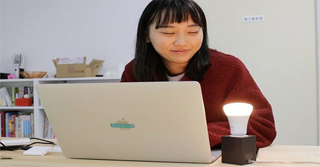 Ghen tị với các cặp đôi yêu nhau, cô gái trẻ phát minh "bóng đèn chia tay"