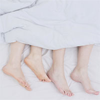 Tại sao thò bàn chân ra khỏi chăn giúp bạn ngủ ngon hơn?