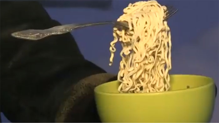 Mì nấu đóng băng sau 2 phút ở ngoài trời nhiệt độ âm 50 độ C.
