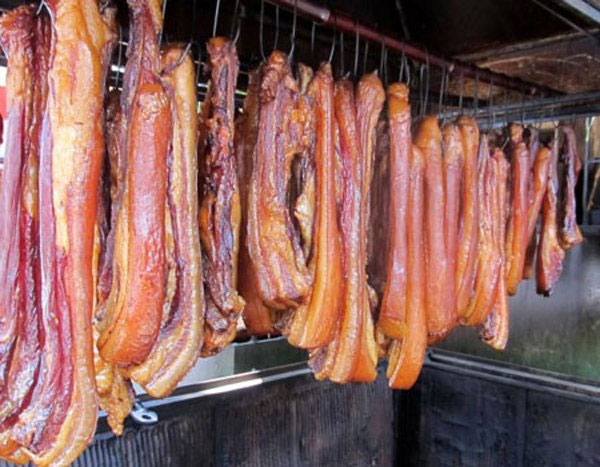 Thịt đỏ sau khi hun khói dễ dàng tạo ra một chất gây ung thư có tên là benzopyrene.