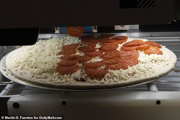 Đánh bại đầu bếp, robot có thể làm 300 chiếc pizza mỗi giờ