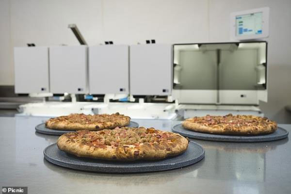 Đánh bại đầu bếp, robot có thể làm 300 chiếc pizza mỗi giờ