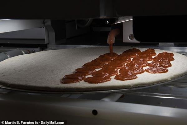 Đánh bại đầu bếp, robot có thể làm 300 chiếc pizza mỗi giờ