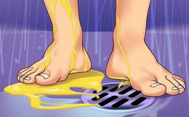 Vì sao nên đi tiểu trong khi tắm?