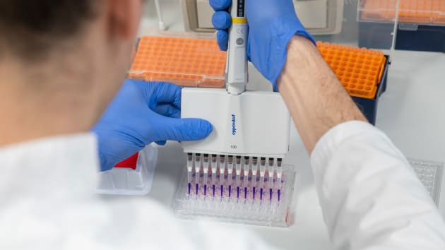 Vì sao tiến trình tạo vaccine ì ạch dù virus corona lây lan chóng mặt?