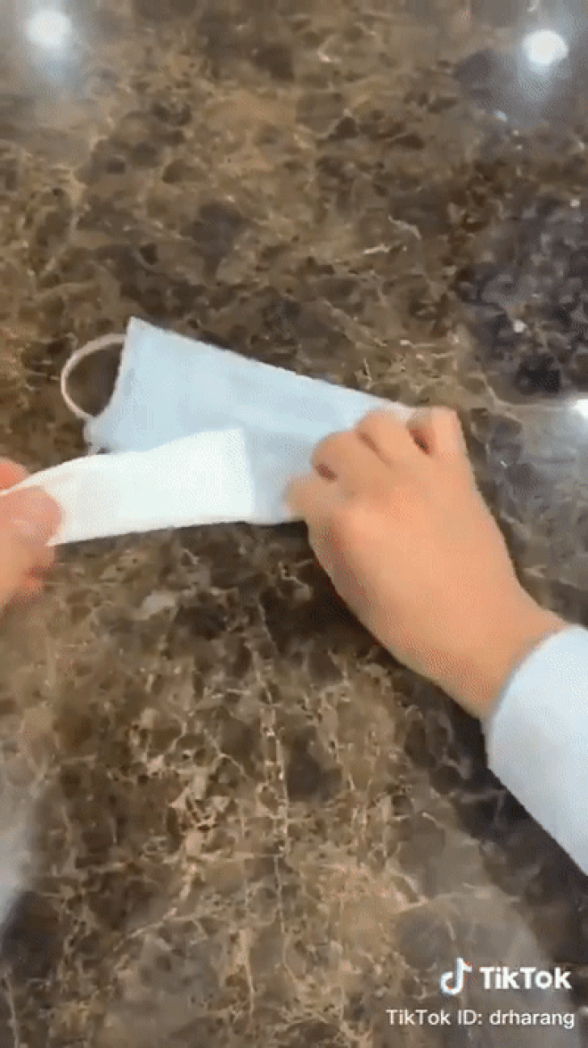 Cách đeo khẩu trang không bị mờ kính