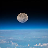 Nghiên cứu mới cho thấy Mặt trăng cũng có điện