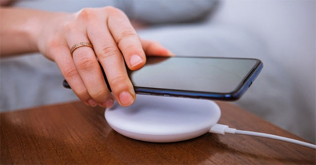 Tại sao sạc không dây bao năm vẫn chậm?