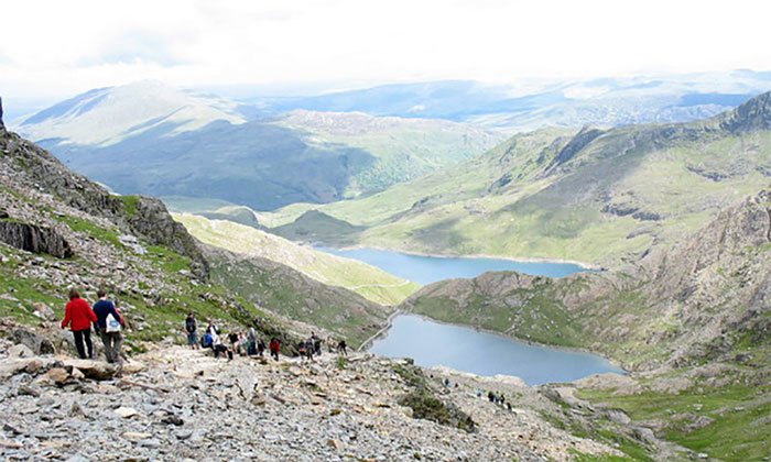 Ô nhiễm nhựa trên đỉnh núi cao nhất xứ Wales