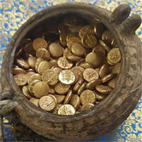 Phát hiện hũ tiền vàng bí mật chôn dưới ngôi đền cổ