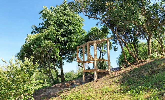 Nhà vệ sinh dùng phân để trồng hoa trên mái, rồi dẫn hương hoa vào cho người đang ngồi bên trong ngửi