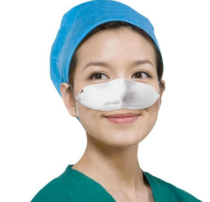 Bác sỹ Trung Quốc sáng tạo ra khẩu trang y tế chỉ che phần mũi để tiện ăn uống