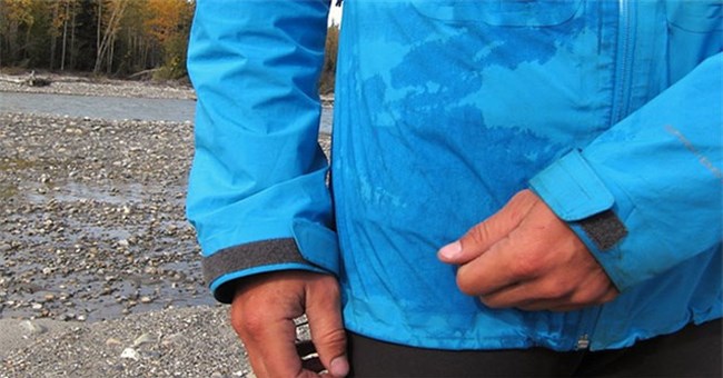 Tại sao quần áo lại sẫm màu đi khi bị ướt?