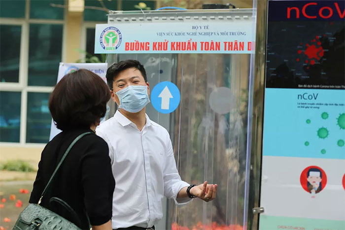 Cận cảnh buồng khử khuẩn toàn thân di động đầu tiên do Việt Nam sản xuất