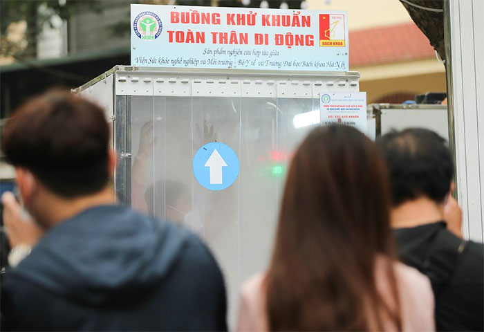 Cận cảnh buồng khử khuẩn toàn thân di động đầu tiên do Việt Nam sản xuất