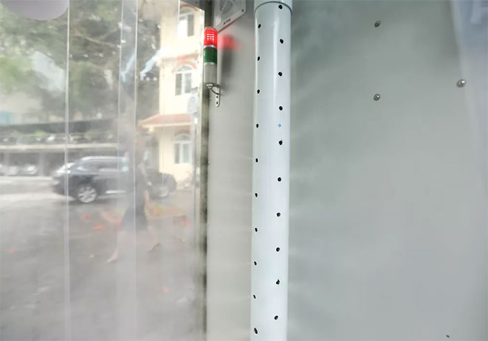 Cận cảnh buồng khử khuẩn toàn thân di động đầu tiên do Việt Nam sản xuất