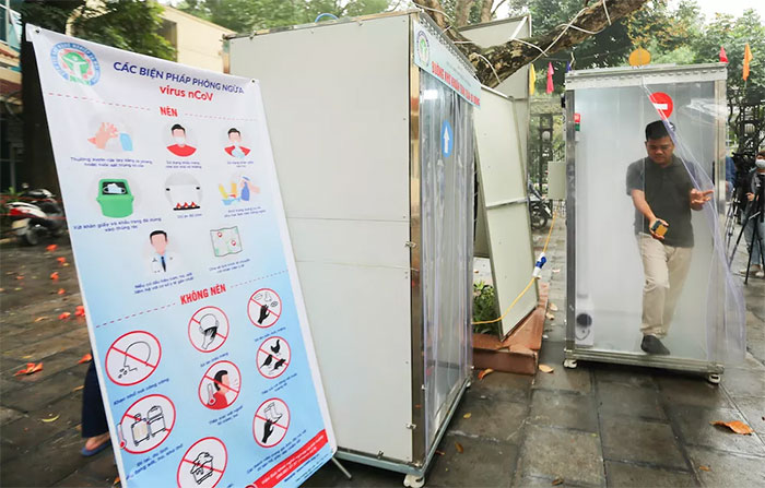 Cận cảnh buồng khử khuẩn toàn thân di động đầu tiên do Việt Nam sản xuất