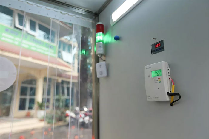 Cận cảnh buồng khử khuẩn toàn thân di động đầu tiên do Việt Nam sản xuất
