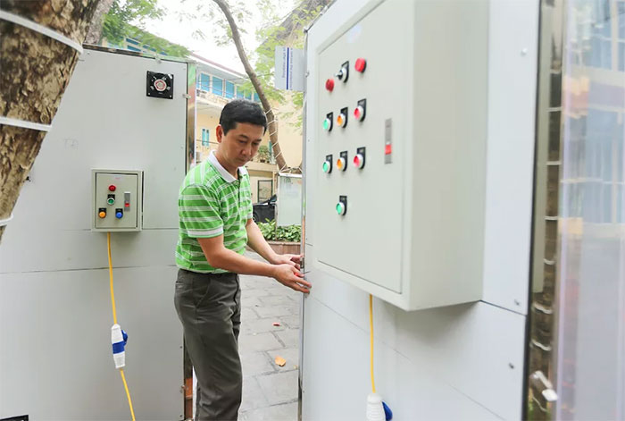 Cận cảnh buồng khử khuẩn toàn thân di động đầu tiên do Việt Nam sản xuất