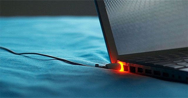 Cắm sạc laptop khi pin đã đầy có gây hại không?