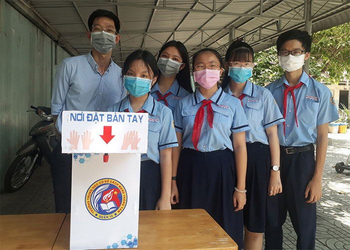 Học sinh lớp 9 sáng chế máy phun sát khuẩn tự động, giá 350 ngàn đồng