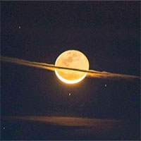 Mặt trăng trông giống như sao Thổ trong hình ảnh đáng kinh ngạc