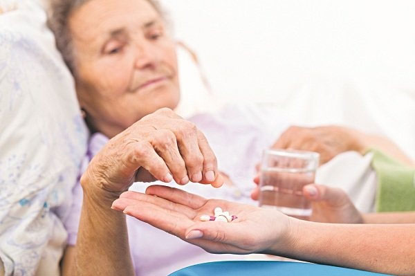 Vì sao người cao tuổi khó chống đỡ Covid-19?