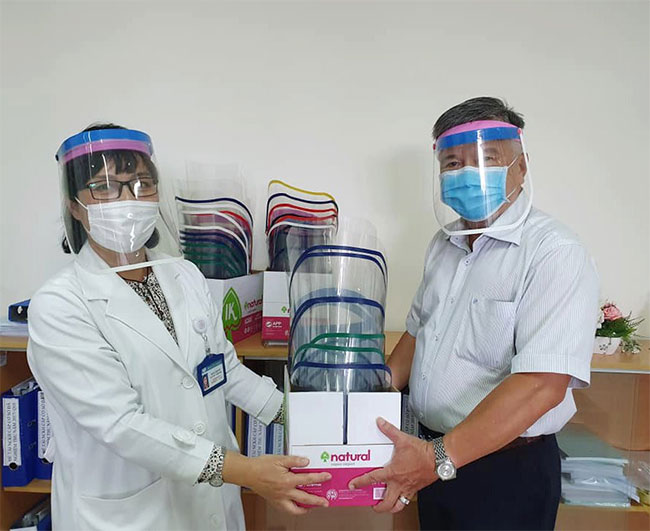 Bác sĩ Chợ Rẫy hướng dẫn cách làm tấm kính ngăn giọt bắn