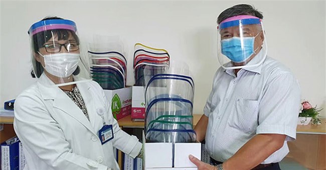 Bác sĩ Chợ Rẫy hướng dẫn cách làm tấm kính ngăn giọt bắn