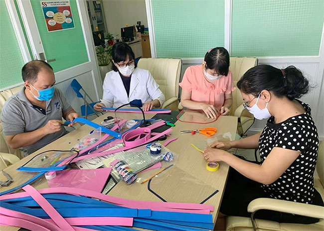 Bác sĩ Chợ Rẫy hướng dẫn cách làm tấm kính ngăn giọt bắn