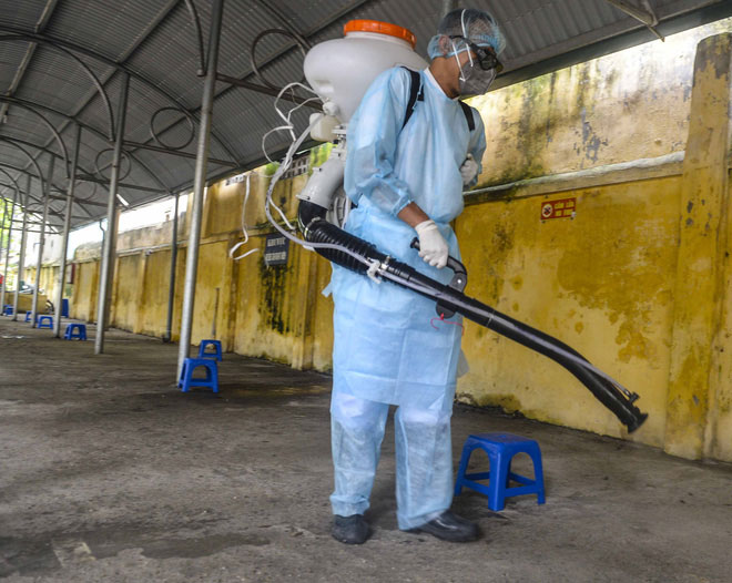 Nhiều người dân xếp hàng xét nghiệm nhanh Covid-19 trong 10 phút ở Hà Nội