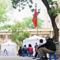 Nhiều người dân xếp hàng xét nghiệm nhanh Covid-19 trong 10 phút ở Hà Nội