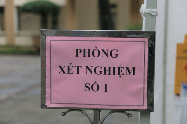 Nhiều người dân xếp hàng xét nghiệm nhanh Covid-19 trong 10 phút ở Hà Nội