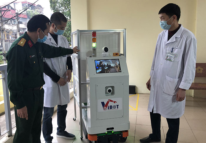 Việt Nam chế tạo thành công robot hỗ trợ nhân viên y tế