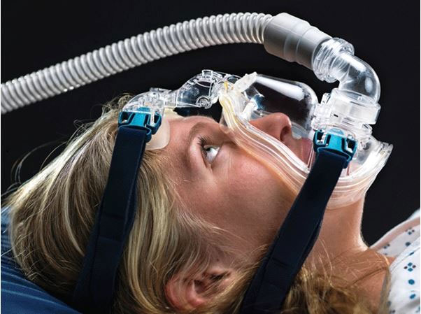Phân biệt máy trợ thở xâm lấn và máy trợ thở không xâm lấn