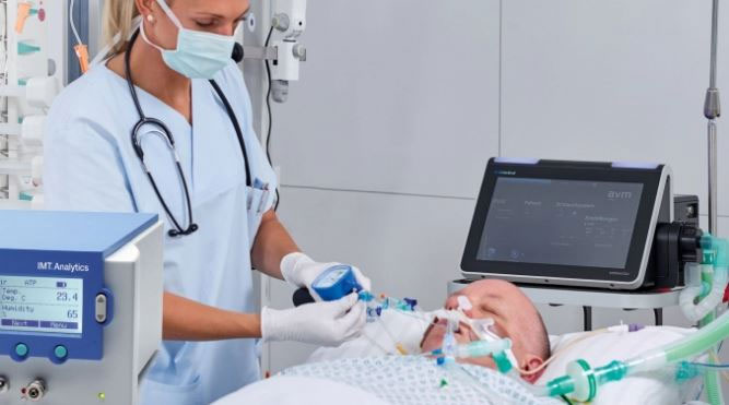 Phân biệt máy trợ thở xâm lấn và máy trợ thở không xâm lấn